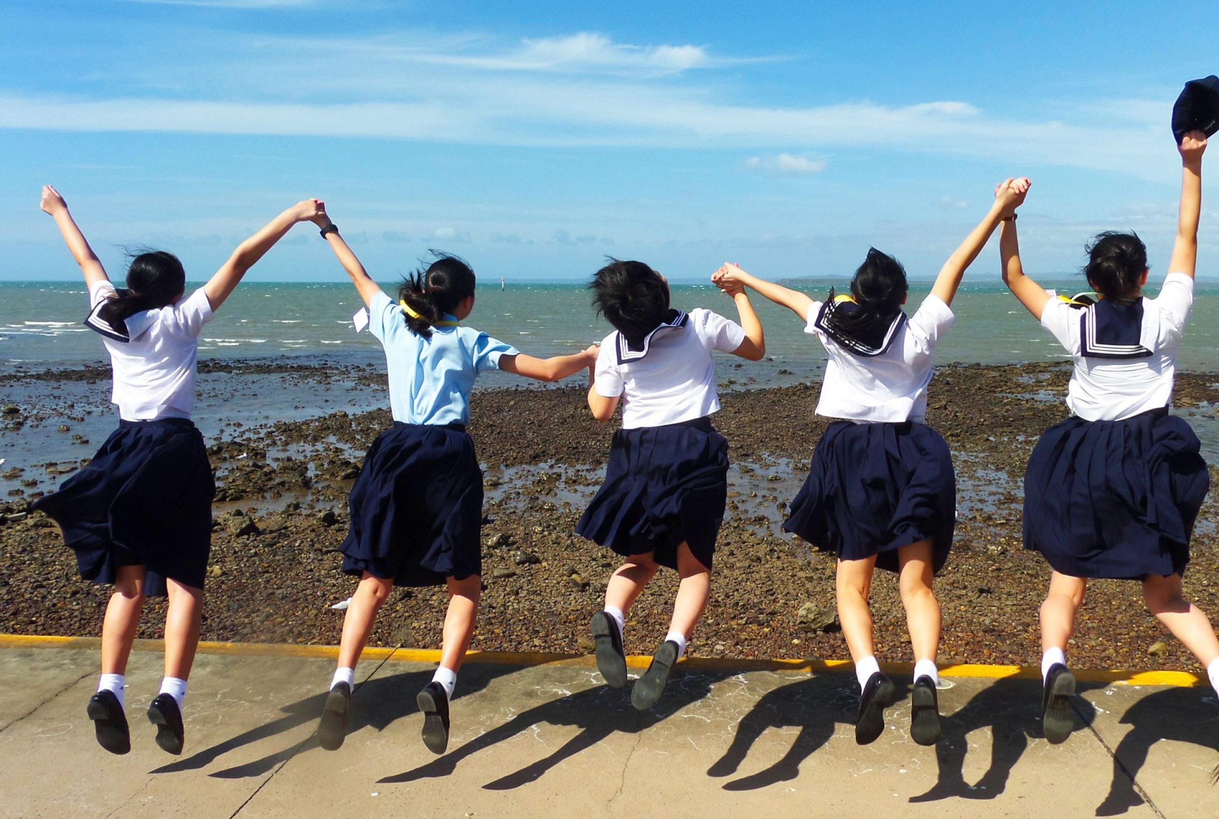 Photo od a group of japanese students on the beach